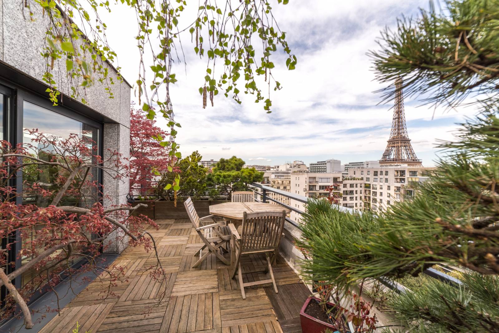 Appartement de standing au dernier étage avec terrasse et vue sur la Tour Eiffel - Century 21 Assas Raspail