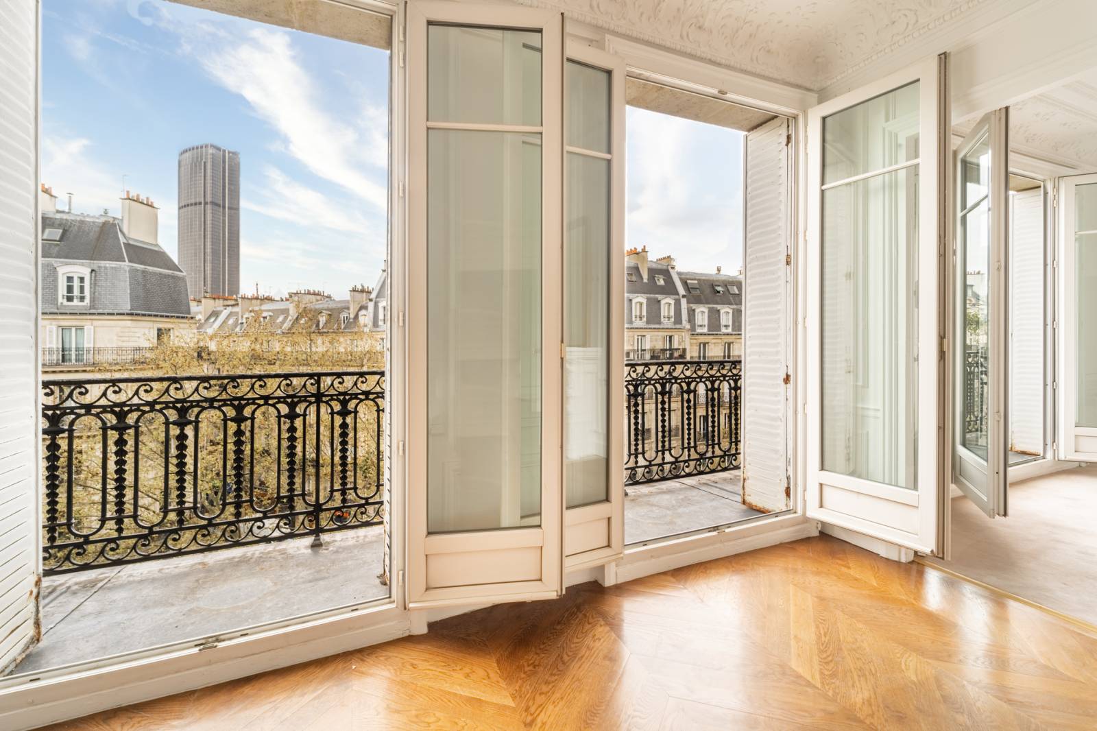 Appartement familial avec 4 chambres au 5ème étage avec ascenseur et balcon filant - Paris 6ème : Boulevard Raspail | métro Notre-Dame des Champs  
