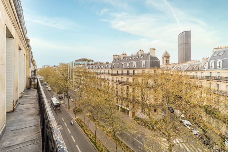 Vue dégagée avec large balcon - boulevard Raspail - Paris 6ème 